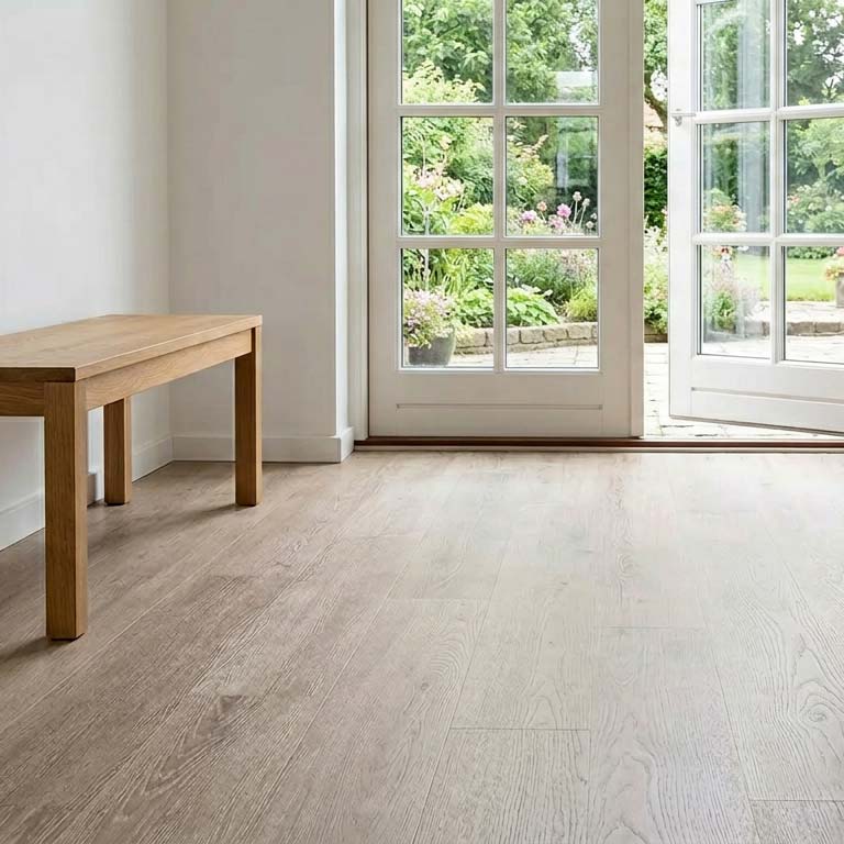 spc gulv Lyst SPC gulv med egetræslook i entré med terrassedør