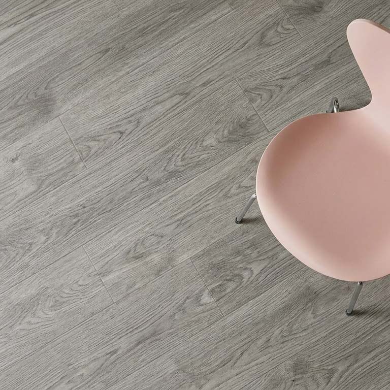 spc gulv Gråt SPC gulv med naturtro egetræslook og træstruktur.